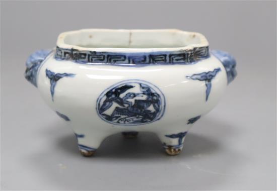 A Chinese blue and white tripod censer, Wanli-style, L.13cm